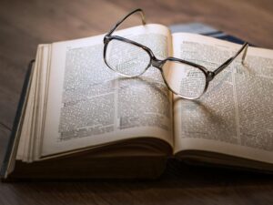 Foto von Buch mit Lesebrille