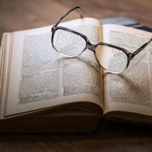 Foto von Buch mit Lesebrille