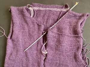 Foto mit einem gestrickten Teil einer Babyjacke